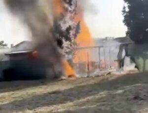Ahşap evde çıkan yangını hortumla söndürmeye çalıştı