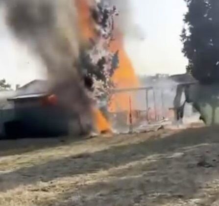 Ahşap evde çıkan yangını hortumla söndürmeye çalıştı