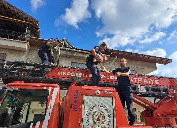 Yangında balkonda mahsur kalan aileyi itfaiye ekipleri kurtardı