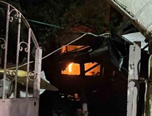 Müstakil evde çıkan yangın, bitişiğindeki 2 eve de sıçradı