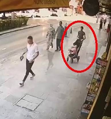 Bebek arabasıyla gezinirken beğendiği başka arabayı kucağında bebeğiyle çaldı