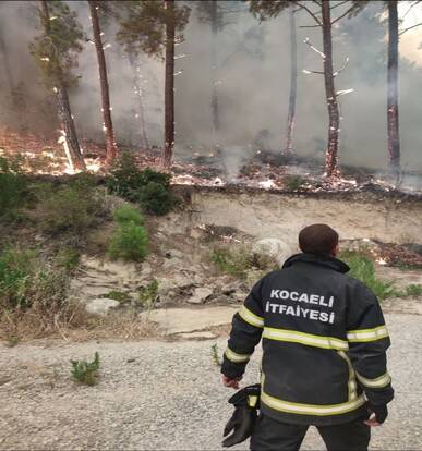 Kocaeli İtfaiyesi, Bolu’da soğutma çalışması yapıyor