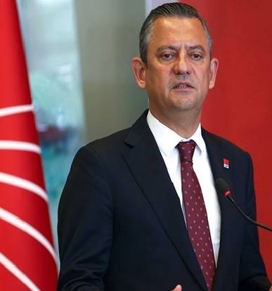 Özgür Özel'in ayağı kırıldı