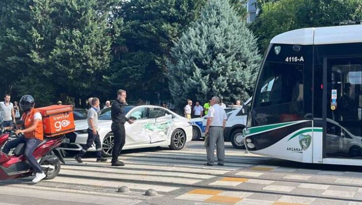 Tramvay otomobile çarptı: 3 yaralı