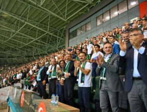 Kocaelispor-Manisa FK maçını Kocaeli Valisi İlhami Aktaş da izledi