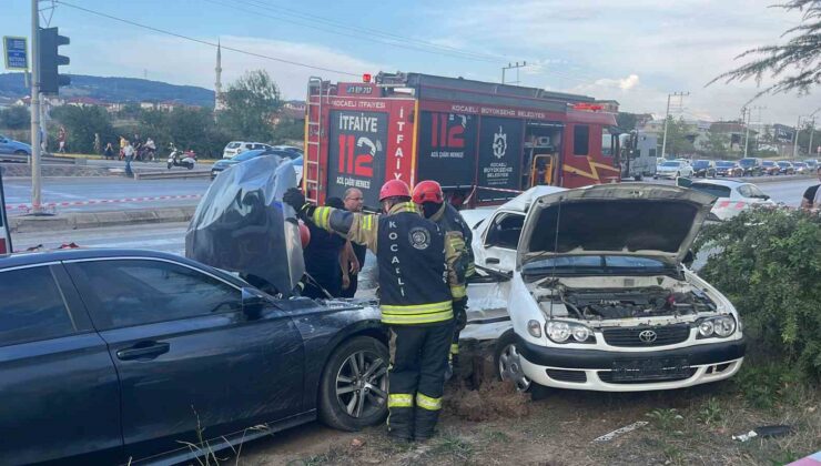 Kartepe’de iki otomobil çarpıştı. Biri ağır 3 yaralı