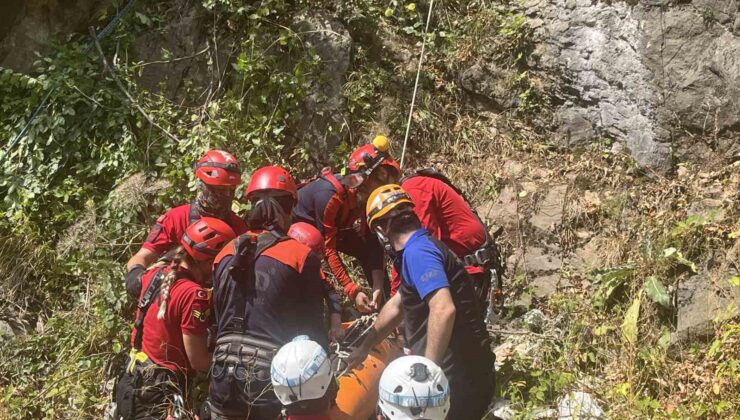 İNTİHAR ETMİŞTİ. Bedeni 300 metrelik uçurumdan çıkartıldı