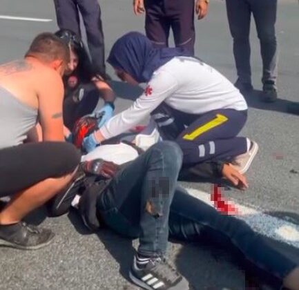 Motosikletten savrulan 2 kişi yaralandı