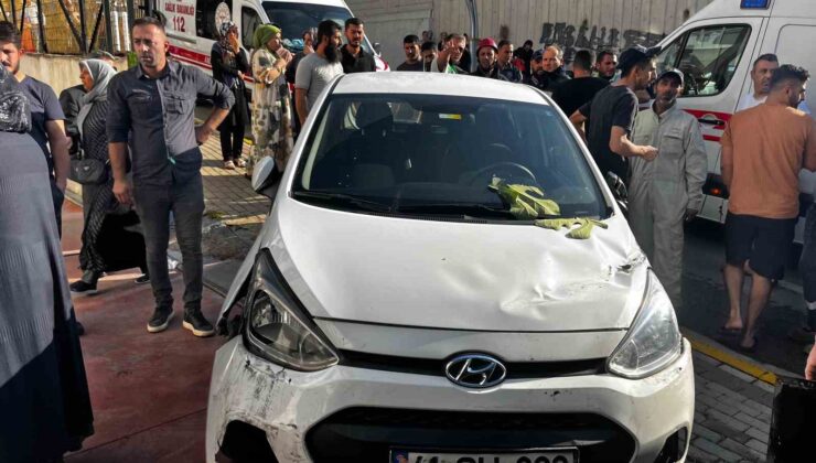 Otomobil evin bahçesine daldı: Anneanne ve 2 torunu yaralandı
