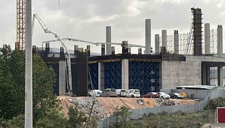 Fabrika inşaatından 2 işçi düştü