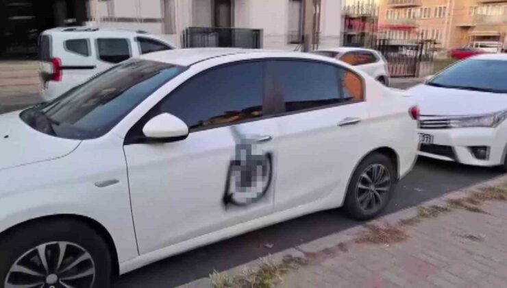 10 yaşındaki çocuk park halindeki otomobili boyayıp kaçtı