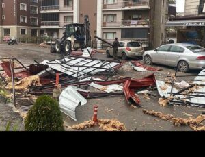 Kocaeli’de şiddetli fırtına sabahın erken saatleri etkili oluyor