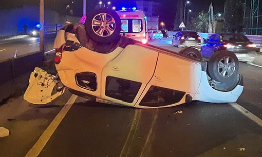 Gölcük’te feci kaza. Otomobil ters döndü