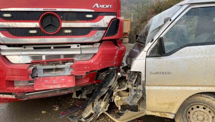 Kayan minibüs ile tır çarpıştı