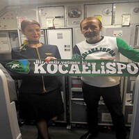 Galibiyet sevinci uçakta hostese beste yaptırdı