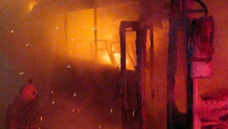 İşçileri taşıyan midibüs hareket halindeyken yanarak küle döndü