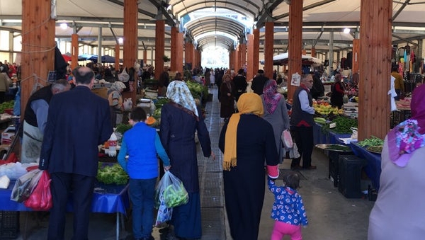 İZMİT BELEDİYESİNE TEPKİ  Pazar yerlerine ulaşım esteğini Kesti