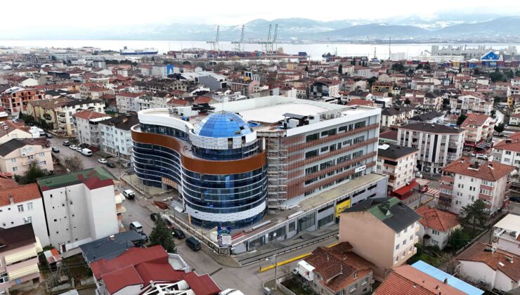 Derince Belediyesi hizmet binasında sona yaklaşılıyor