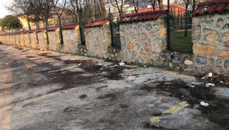 İzmit’te o okulun çevresi leş gibi. NEDEN TEMİZLENMİYOR?