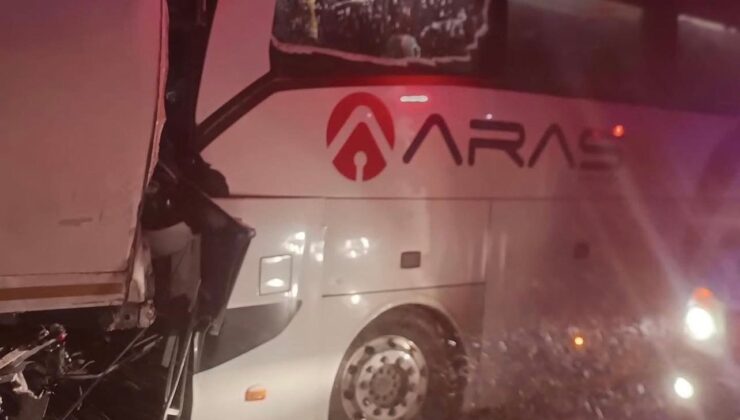 Kocaeli plakalı Tıra yolcu otobüsü arkadan çarptı ölü ve yaralılar var