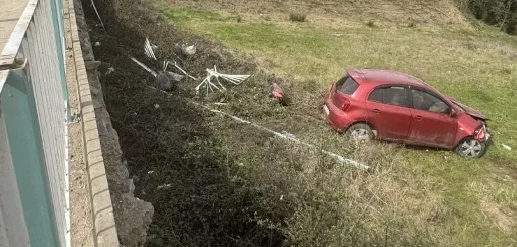 Otımobil yoldan çıktı, boş araziye uçtu