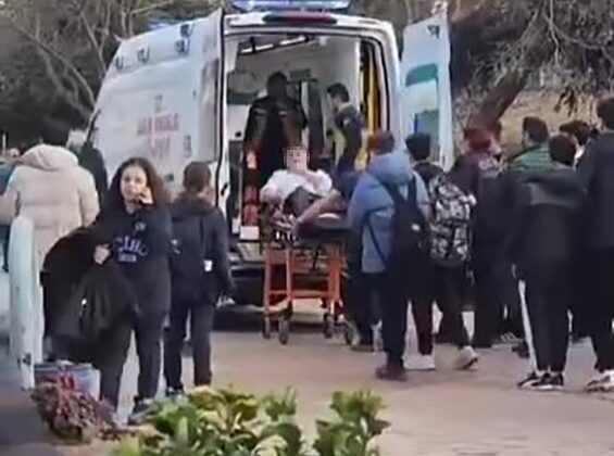 Okulunun önünde öğrenciyi bacağından bıçakladılar