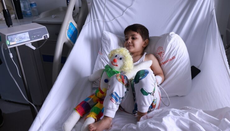 Hastanede tedavi gören miniklere bayram hediyesi