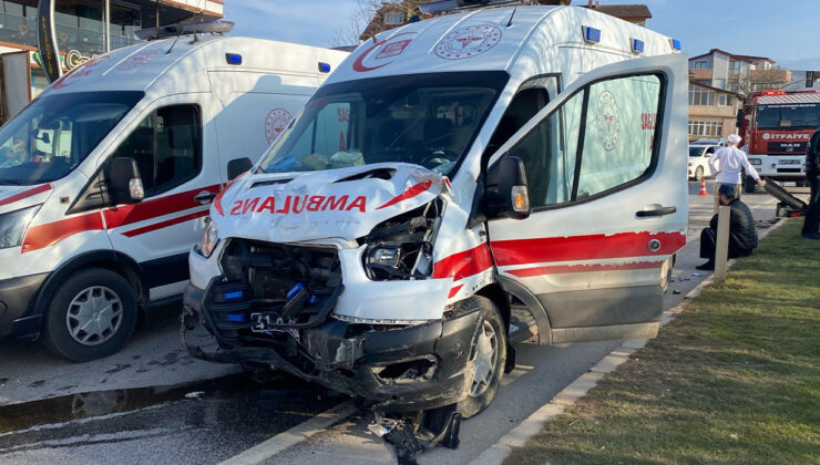 Ambulans kaza yaptı: 5 yaralı
