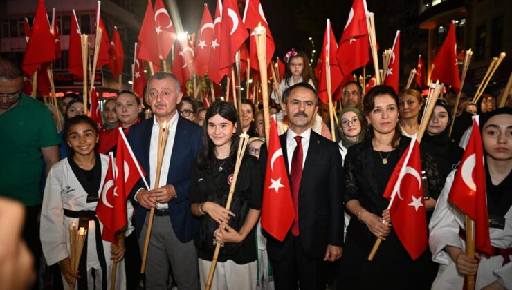 30 Ağustos Zafer Bayramında Fener Alayı Coşkusu