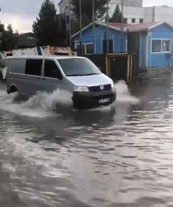 Sağnak yağmur Kocaeli’de hayatı olumsuz etkiledi