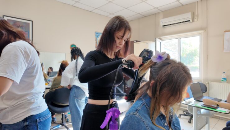 kuaförler yeteneklerini anneleriyle paylaştı