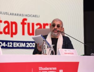 Okan Bayülgen, Kocaeli Kitap Fuarında hayranlarıyla buluştu