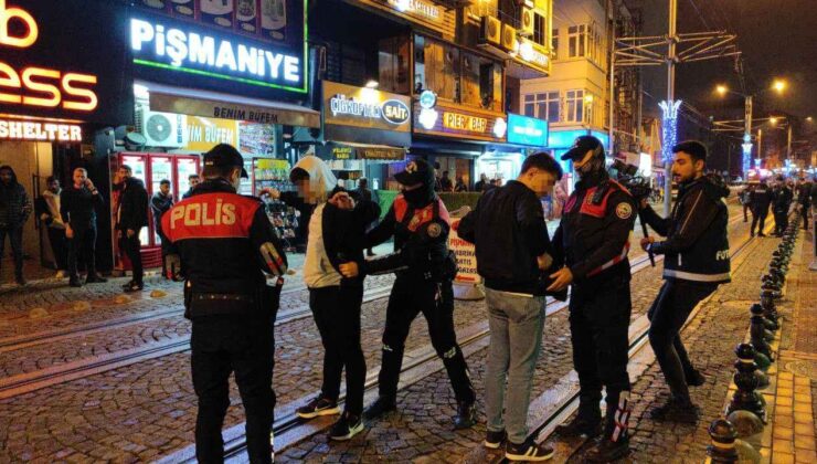 İzmit Barlar Sokağında 2 kişiyi vurdular