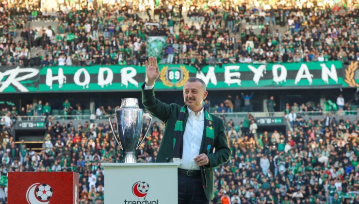Büyükakın, hem Kocaelispor’u, hem de taraftarı kutladı