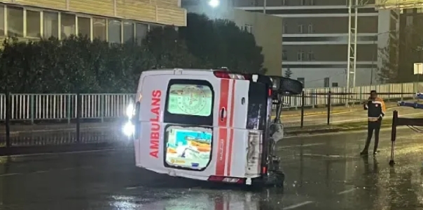 Göreve giden ambulans panelvan araçla çarpıştı