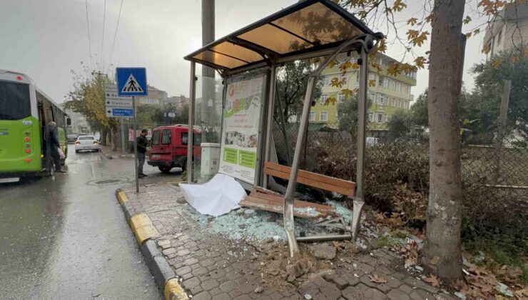Park halindeyken hareket eden araç otobüs durağına çarptı