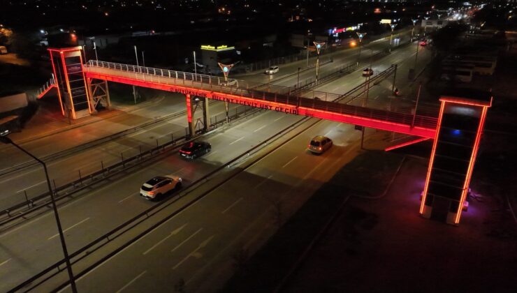 Kocaeli’de üst geçitler turuncu renkle aydınlatıldı