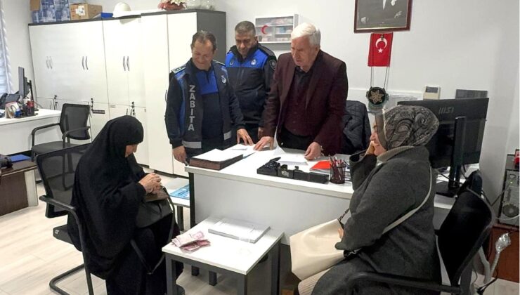 Sokakta bulunan cüzdan sahibine teslim edildi