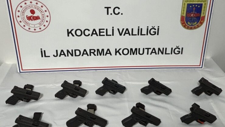 Durdurulan araçta ruhsatsız silahlar elegeçirildi