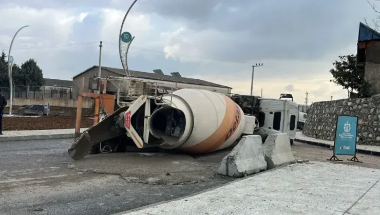 BETON MİKSERİ YOLA DEVRİLDİ
