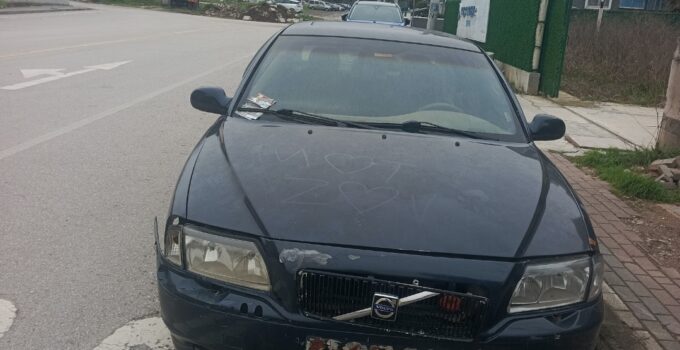 Plakasız otomobili yol kenarına terk edip gittiler