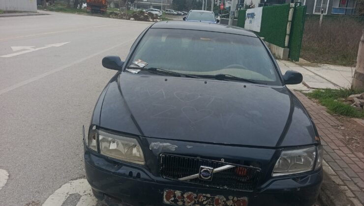 Plakasız otomobili yol kenarına terk edip gittiler