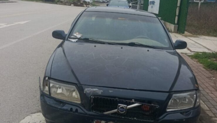 Plakasız otomobili yol kenarına terk edip gittiler
