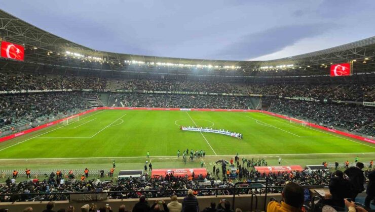 Maç sırasında tribünden düşen Kocaelispor taraftarı öldü
