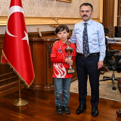 Minik şampiyon kupasını Vali Aktaş’a götürdü