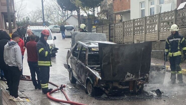 Seyir halindeki otomobil yandı. Sürücü canını zor kurtardı