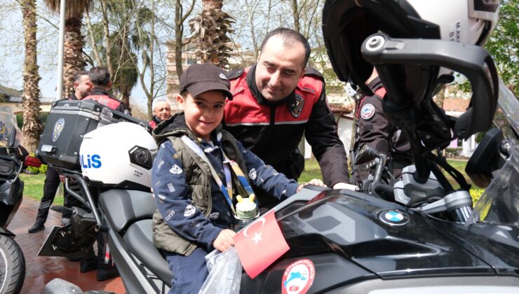 Yunus polisleri, çocukların gönlünü fethetti