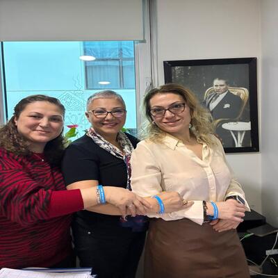 Otizm İçin Mavi Bilekliklerle Büyük Mesaj