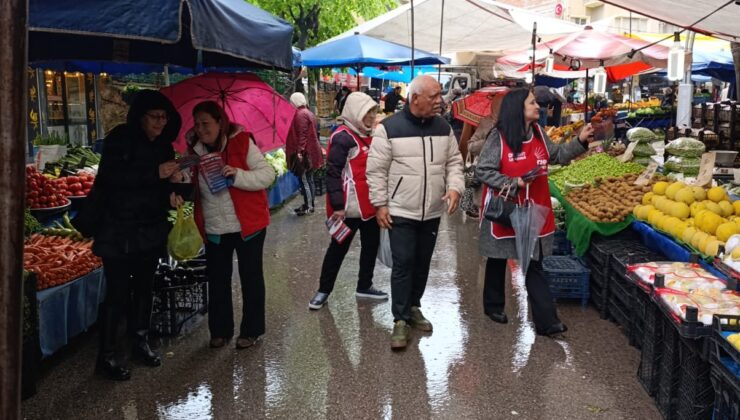CHP İzmit’te pazarları gezdi, vatandaşları dinledi