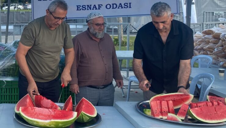 Kocaeli Pazarcılar Odası, 15 Temmuz’da 3 Ton Karpuz İkram Etti